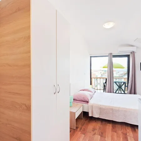 Delightful In With Balcony * Posedarje