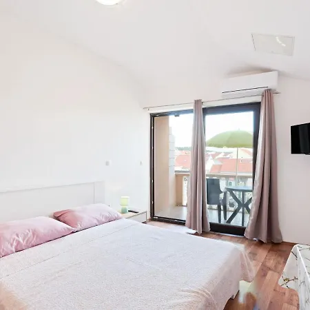 Delightful In With Balcony * Posedarje